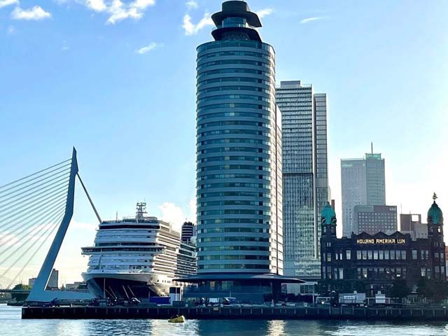 Rotterdam VII tijdens haar doop aan de Cruise Terminal Rotterdam